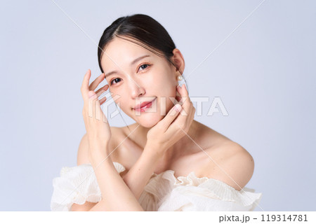 優しい表情の若い女性 優しい表情の若い女性 119314781