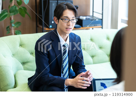 オフィスで商談するビジネスマン 119314900