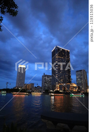 横浜みなとみらいの遊園地周辺の夕景・夜景 119315036