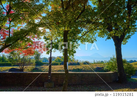 秋の山梨県甲斐市の中央自動車道下り双葉SAの双葉ハーブガーデンから南側の富士山方面を見る 秋の山梨県甲斐市の中央自動車道下り双葉SAの双葉ハーブガーデンから南側の富士山方面を見る 119315281