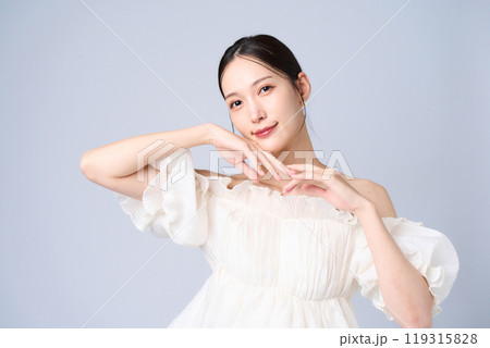 優しい表情の若い女性 優しい表情の若い女性 119315828