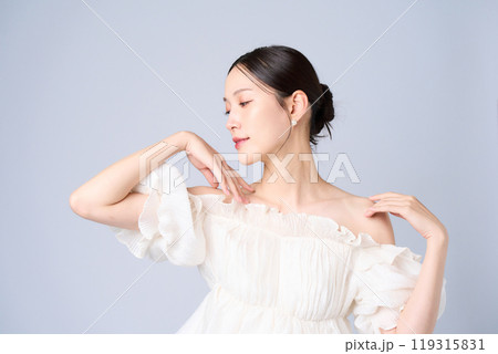 優しい表情の若い女性 119315831