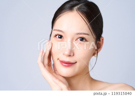 優しい表情の若い女性 119315840