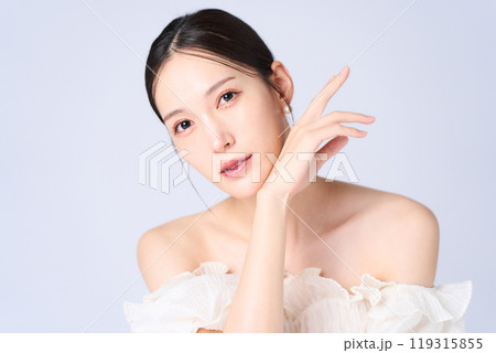 優しい表情の若い女性 119315855