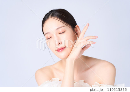 優しい表情の若い女性 優しい表情の若い女性 119315856