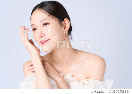 優しい表情の若い女性 119315858