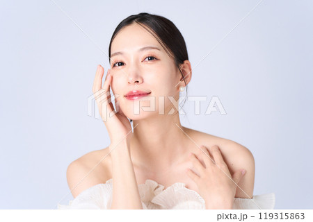 優しい表情の若い女性 優しい表情の若い女性 119315863