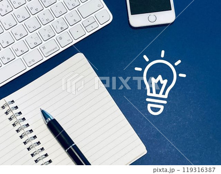 キーボード、ノートとスマホ＆豆電球 119316387