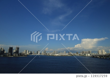レインボーブリッジから見える東京湾とビル群を夏の雲 レインボーブリッジから見える東京湾とビル群を夏の雲 119317259