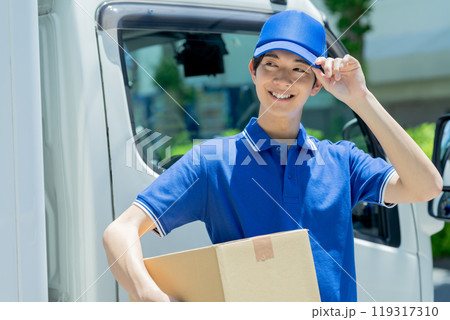 ドライバーの若い男性 119317310