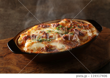 湯気の上がる熱々の美味しそうなグラタン 119317406