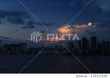 レインボーブリッジから見える東京湾とビル群　夕景・夜景 119317630