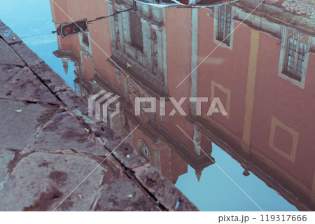 水たまりに反射するメキシコの建物 119317666