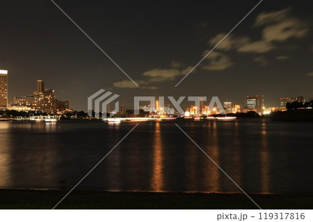 お台場公園前の海に映るビルと屋形船の照明 夜景 お台場公園前の海に映るビルと屋形船の照明 夜景 119317816