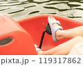 足漕ぎボートを漕ぐ女性の足 119317862