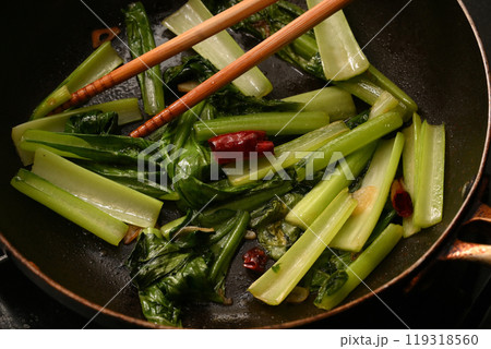 調理中の青菜炒め 調理中の青菜炒め 119318560