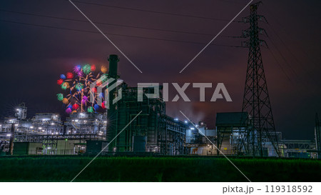 新潟県片貝町花火大会は正四尺玉があがるギネス世界一の花火大会の写真、工場夜景とコラボ 119318592