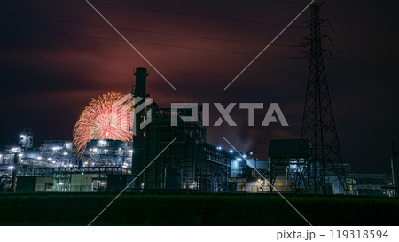 新潟県片貝町花火大会は正四尺玉があがるギネス世界一の花火大会の写真、工場夜景とコラボ 119318594