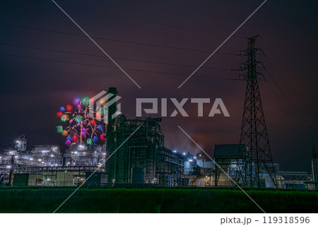 新潟県片貝町花火大会は正四尺玉があがるギネス世界一の花火大会の写真、工場夜景とコラボ 119318596