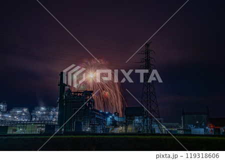 新潟県片貝町花火大会は正四尺玉があがるギネス世界一の花火大会の写真、工場夜景とコラボ 119318606