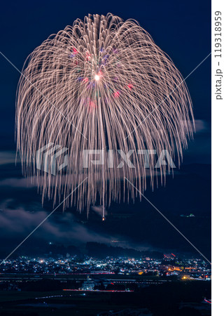 新潟県片貝町花火大会は正四尺玉があがるギネス世界一の花火大会の写真、山から俯瞰撮影 119318959