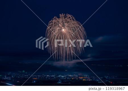 新潟県片貝町花火大会は正四尺玉があがるギネス世界一の花火大会の写真、山から俯瞰撮影 新潟県片貝町花火大会は正四尺玉があがるギネス世界一の花火大会の写真、山から俯瞰撮影 119318967