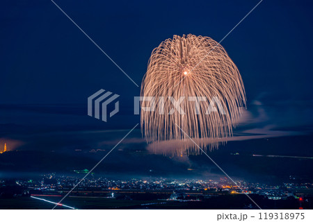 新潟県片貝町花火大会は正四尺玉があがるギネス世界一の花火大会の写真、山から俯瞰撮影 119318975