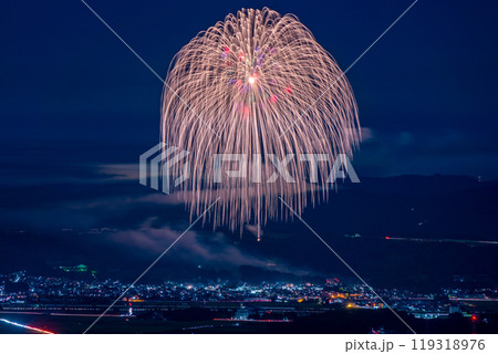 新潟県片貝町花火大会は正四尺玉があがるギネス世界一の花火大会の写真、山から俯瞰撮影 119318976
