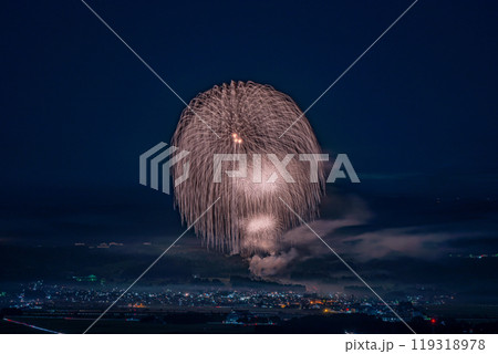新潟県片貝町花火大会は正四尺玉があがるギネス世界一の花火大会の写真、山から俯瞰撮影 119318978