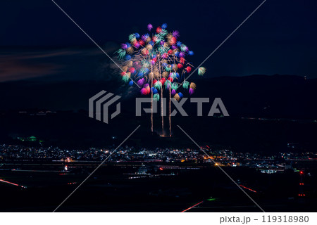 新潟県片貝町花火大会は正四尺玉があがるギネス世界一の花火大会の写真、山から俯瞰撮影 119318980