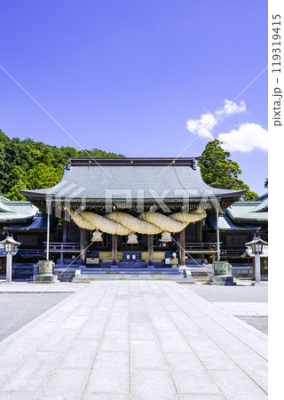 日本一の大きさを誇る大注連縄がある宮地嶽神社(福岡県福津市) 日本一の大きさを誇る大注連縄がある宮地嶽神社(福岡県福津市) 119319415