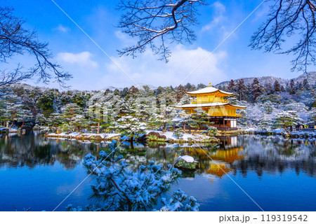 雪の金閣寺 119319542
