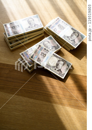 机に置かれた札束（新紙幣バージョン） 119319803