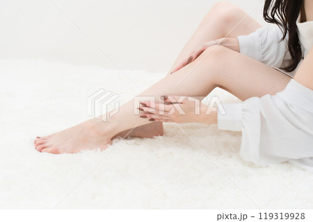 ふくらはぎをさする若い女性　パーツカット　脱毛 119319928