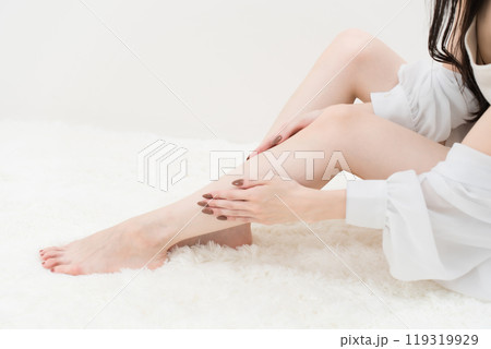 ふくらはぎをさする若い女性　パーツカット　脱毛 119319929