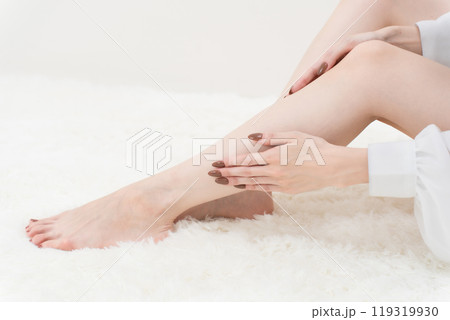 ふくらはぎをさする若い女性　パーツカット　脱毛 119319930