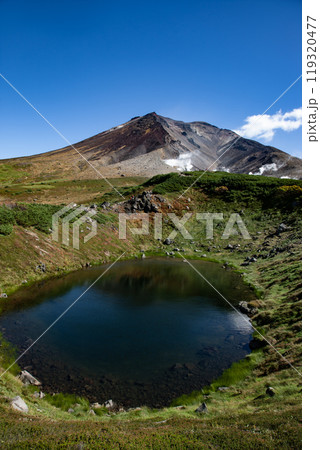 噴煙を上げる旭岳 119320477