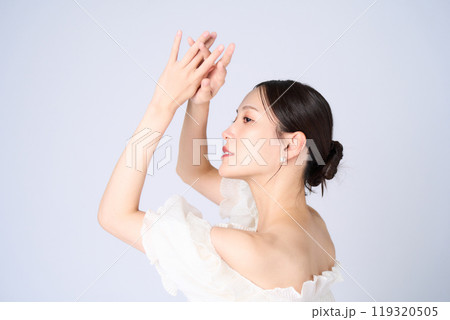 優しい表情の若い女性 119320505