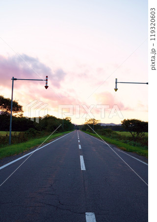 夕焼け空と直線道路　北海道 119320603