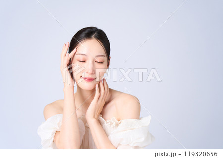 優しい表情の若い女性 優しい表情の若い女性 119320656