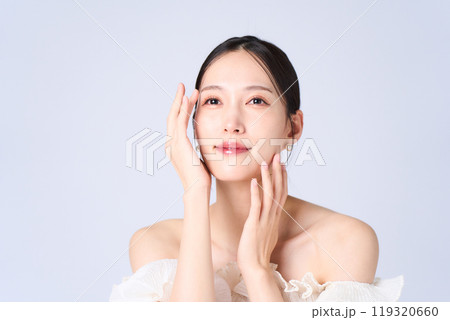 優しい表情の若い女性 119320660