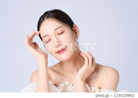優しい表情の若い女性 優しい表情の若い女性 119320662