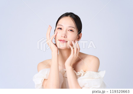 優しい表情の若い女性 119320663