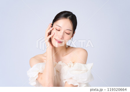 優しい表情の若い女性 優しい表情の若い女性 119320664