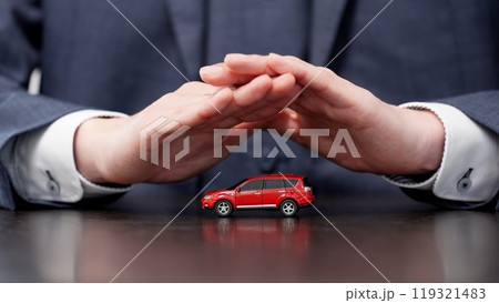 車を守るビジネスマンの手元 119321483
