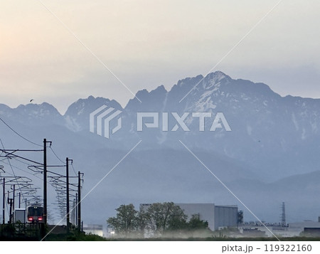 夜明け間近の始発列車 夜明け間近の始発列車 119322160