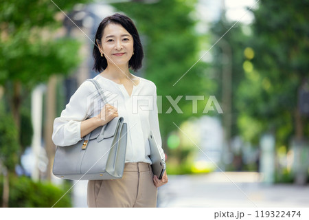 ビジネスウーマン　屋外 119322474
