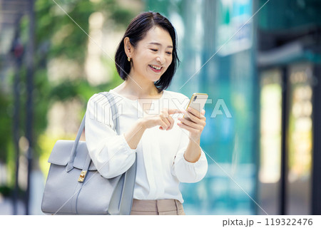 スマホ　ビジネスウーマン　屋外 119322476