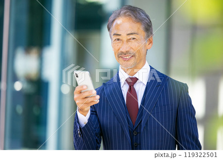 スマホ　ビジネスマン　シニア 119322501