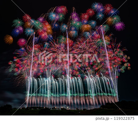 約三万発の花火が夜空を彩る利根川花火大会、四大花火師の競演の日本一美しい花火、芸術花火、アート 119322875